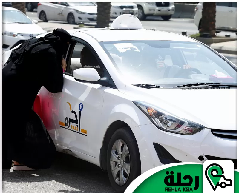 شركة توصيل من مكة الى جدة 0566912042 رحلة السعودية سيدة تركب سيارة بيضاء لخدمة توصيل من مكة الى جدة موثوقة ومريحة للحجاج بين المدن.
