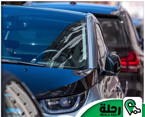 التوصيل السريع 0566912042 شركة رحلة السعودية السيارة السوداء تتميز بتصميمها الأنيق ولمعانها الجذاب الذي يعكس الفخامة والرقي، تتميز بخدمة التوصيل السريع التي تضمن وصولها إلى العميل في أقصر وقت ممكن